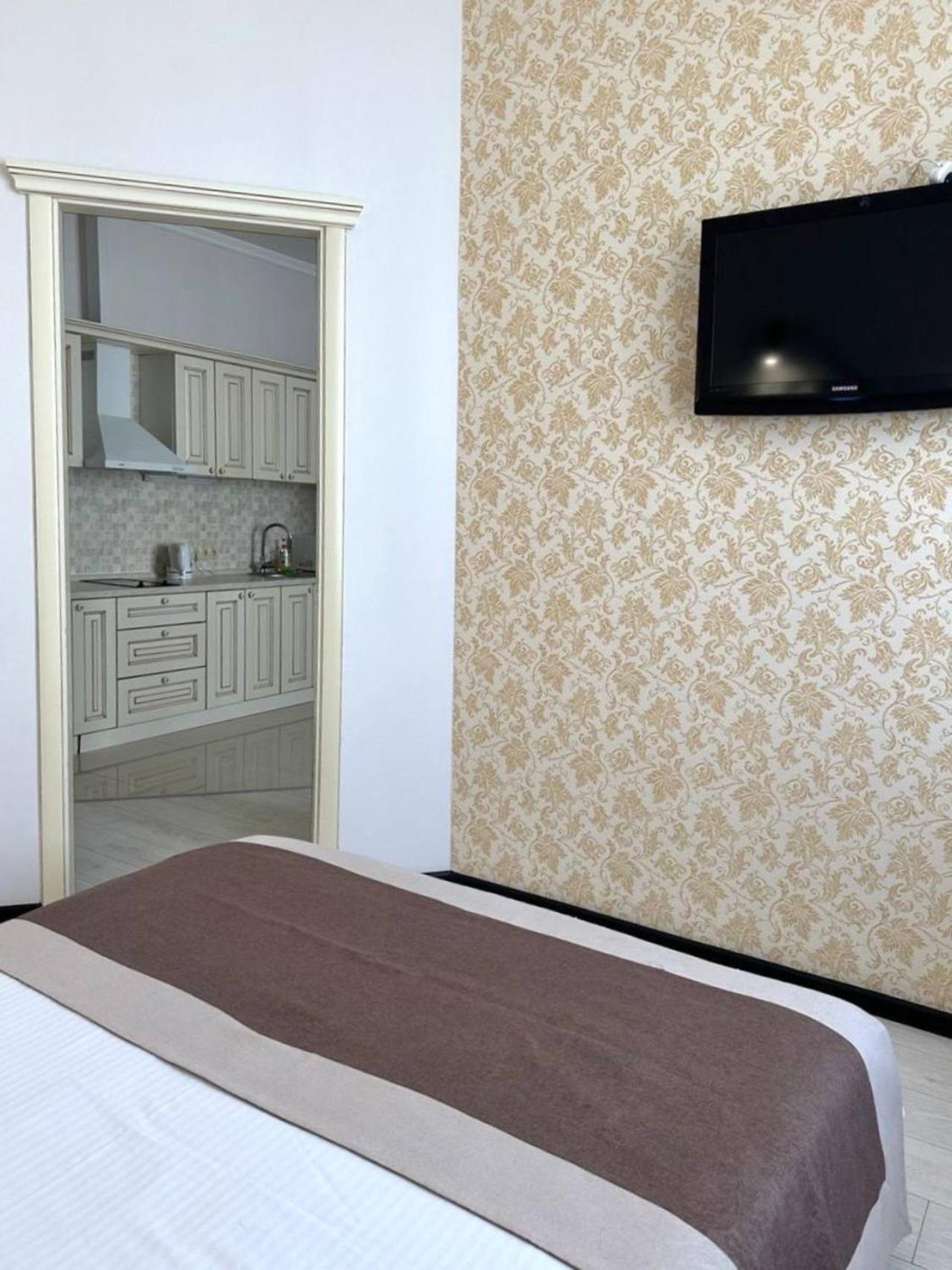 Corona Hotel & Apartments Odesa Room photo