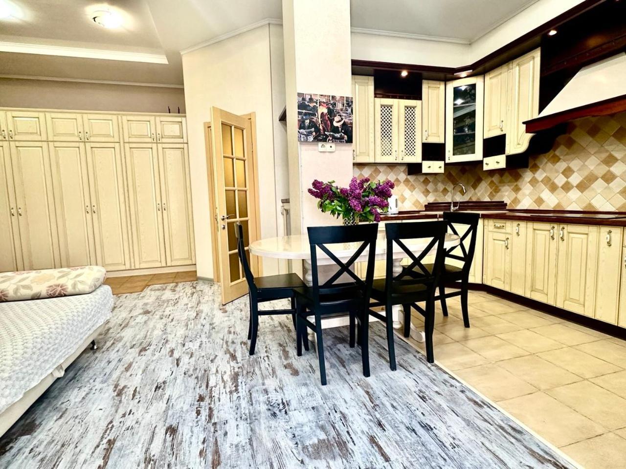 Corona Hotel & Apartments Odesa Room photo