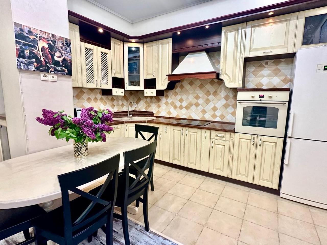 Corona Hotel & Apartments Odesa Room photo